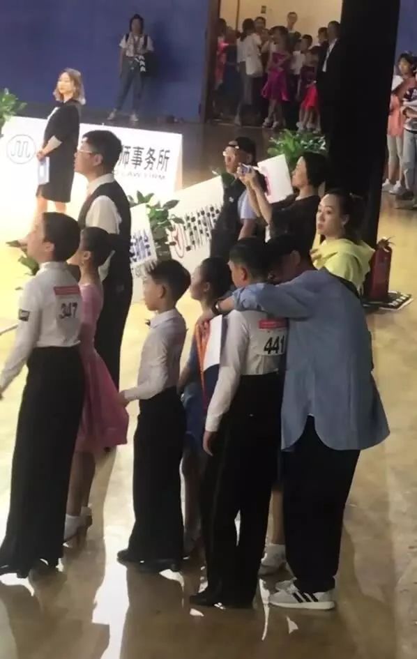 马伊琍为孩子操碎了心!文章马伊琍女儿参赛,父亲文章狂叮男舞伴 马伊琍为孩子操碎了心!文章马伊琍女儿参赛,父亲文章狂叮男舞伴