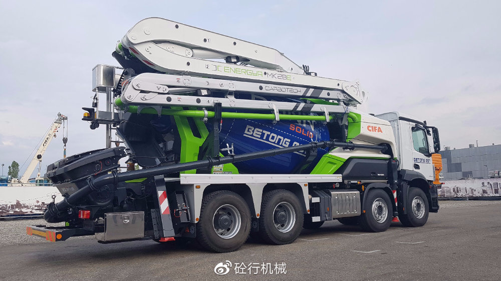 世界上第一台混合动力搅拌臂架泵车，中联子品牌打造，配28米臂架