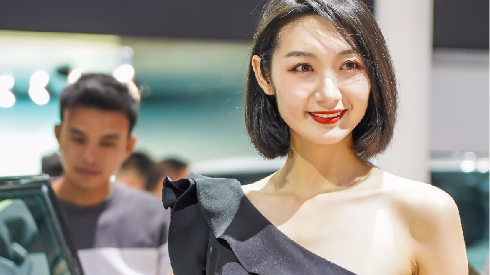 广汽展馆的车模承包了这篇文章