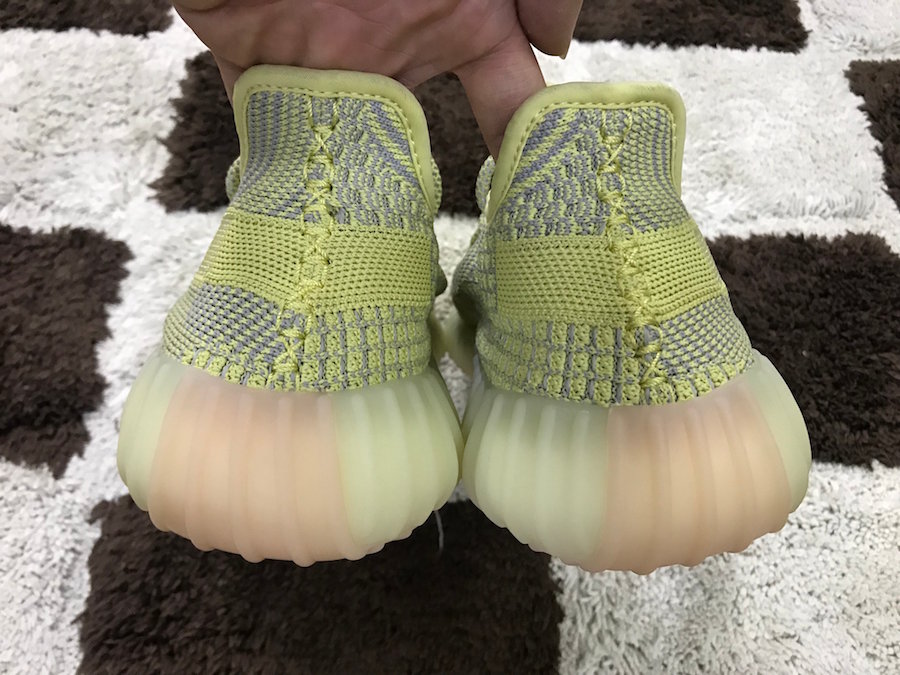 三双全新侧透 Yeezy 350 V2 曝光！全部都是满天星