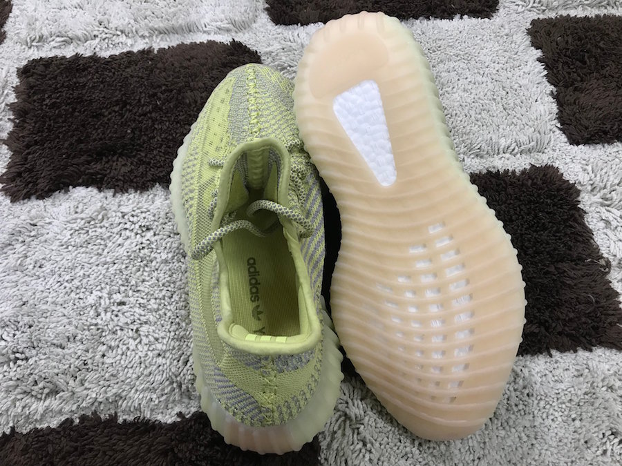 三双全新侧透 Yeezy 350 V2 曝光！全部都是满天星
