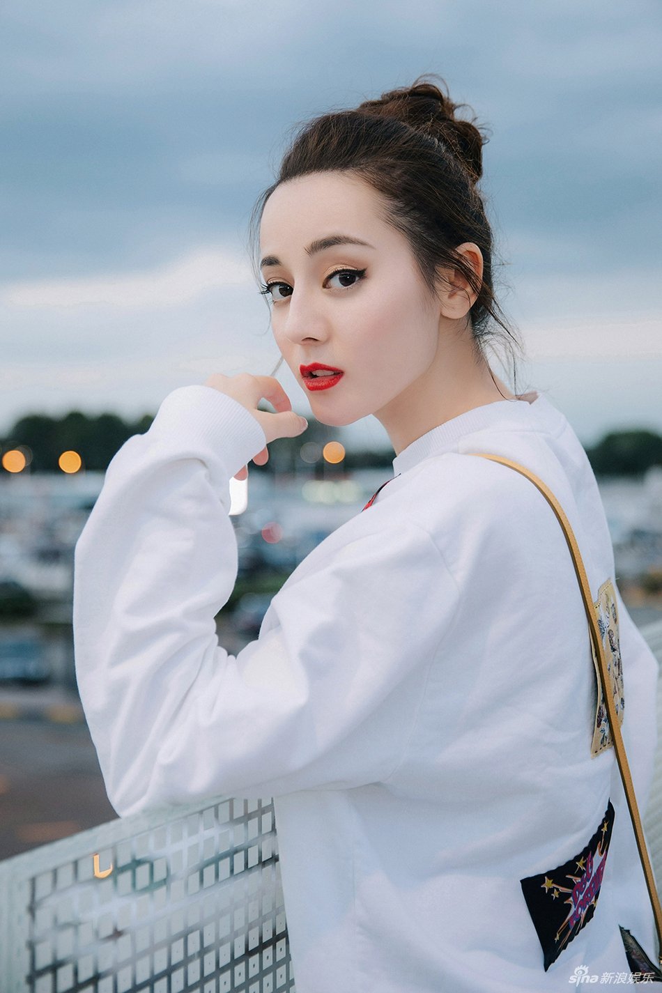 迪丽热巴别致卫衣亮相米兰机场 丸子头灵动活泼