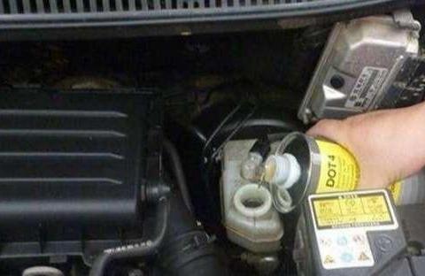 汽车刹车油多长时间换一次？老司机：新手要清楚，千万别掉以轻心