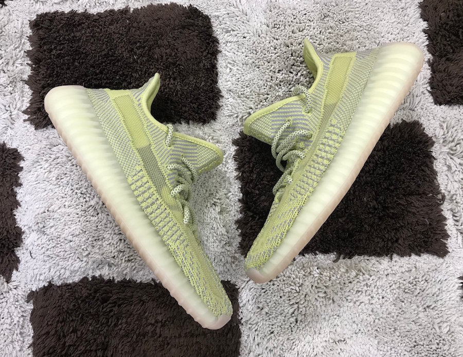 三双全新侧透 Yeezy 350 V2 曝光！全部都是满天星