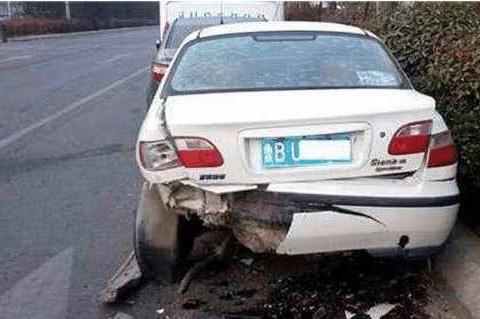 车停在路边被撞，是先报警还是先叫保险顺序弄错，车主要吃大亏