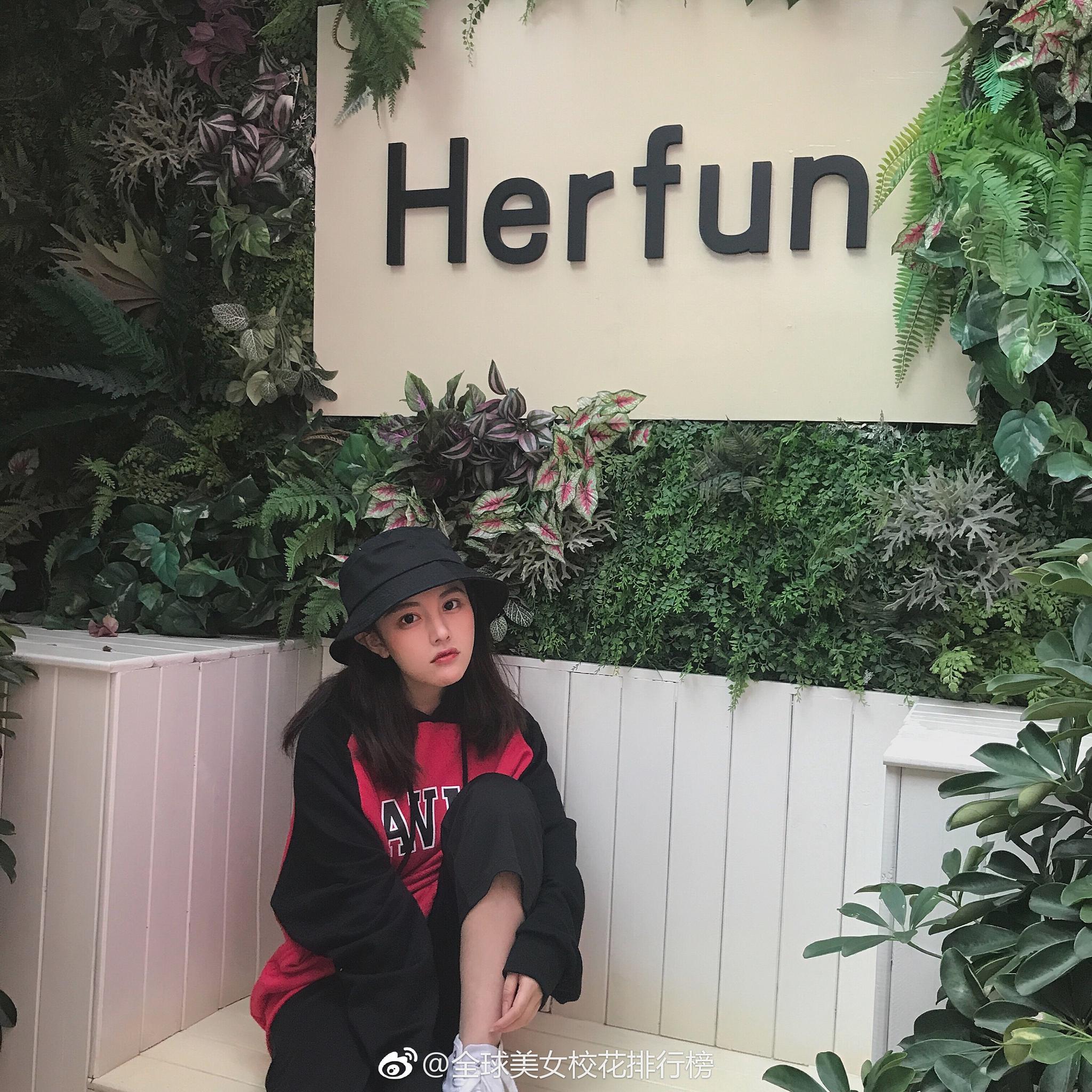 刘冰雪 贵阳中医学院 22岁 喜欢唱歌 画画 电竞