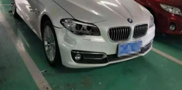 女司机倒车出库,连撞4辆豪车,网友:驾照是怎么