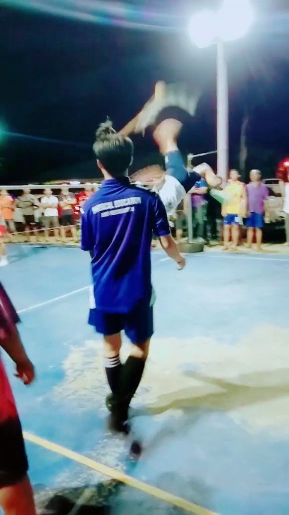 足球能后空翻踢球吗,足球能后空翻踢球吗视频