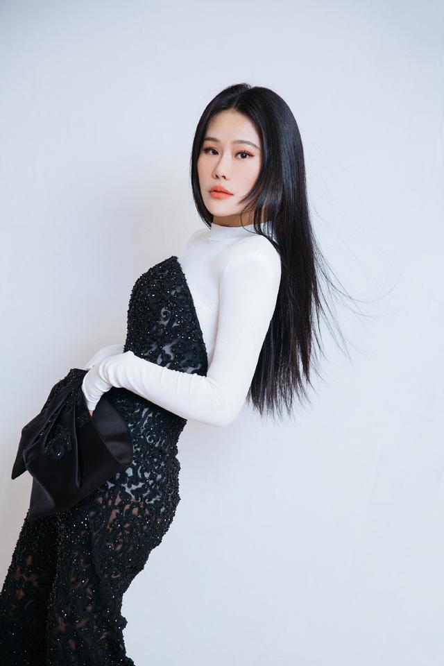 袁娅维上《歌手》,穿长袖衫配蝴蝶结抹胸连体裤,撞色又性感