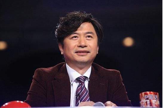 52岁黄舒骏全家近照: 小24岁娇妻美艳动人, 儿子孝顺惹人疼爱