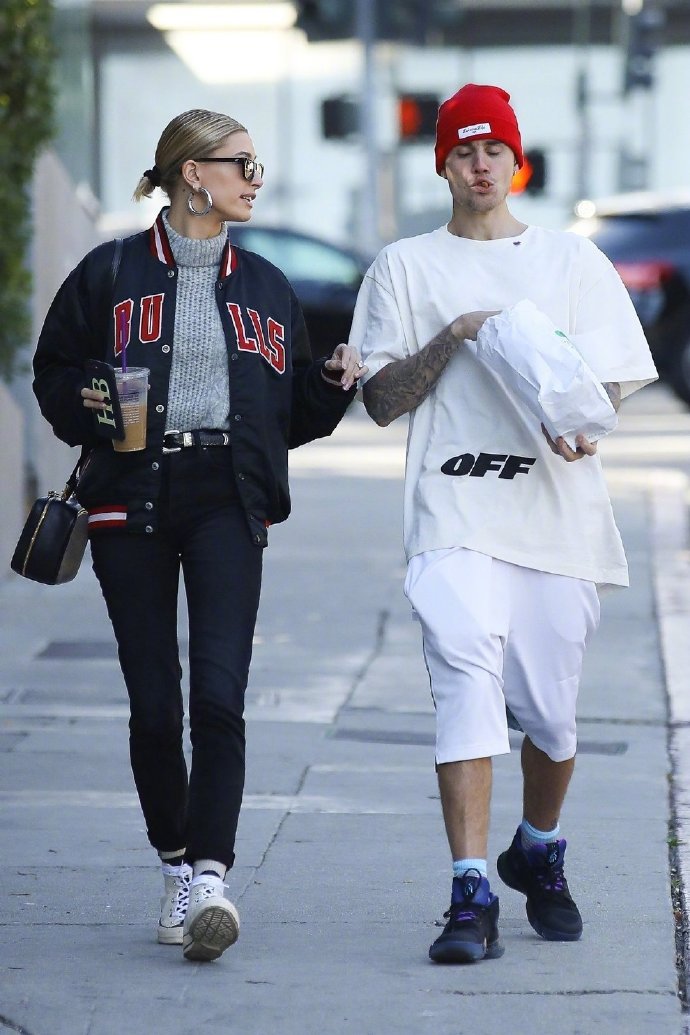贾斯汀比伯Justin Bieber和夫人Hailey Rhode Bieber 2019年的首个街|比伯|贾斯汀比伯|针织帽_新浪新闻