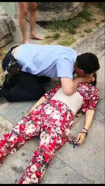 女子溺水 民警跪地急救