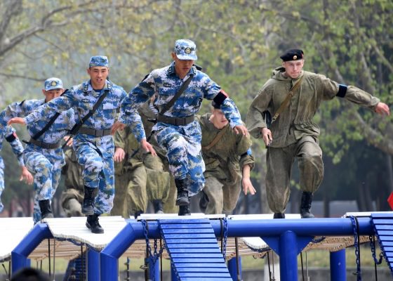 俄罗斯军网上的中俄两国海军陆战队近日在青岛举行联合演练的图片.