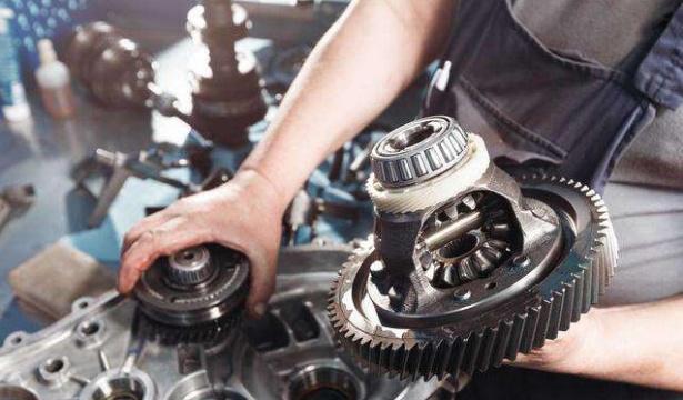 变速箱油什么时候换最合适？维修工：达到这里程，报废就在眼前！