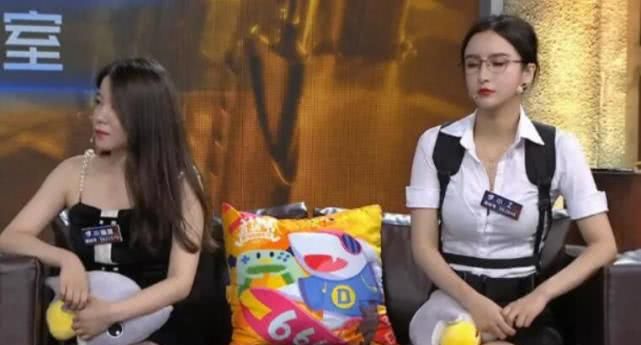CF比赛直播开始，解说席又现超短裙女主播，这次摄影师更过分了