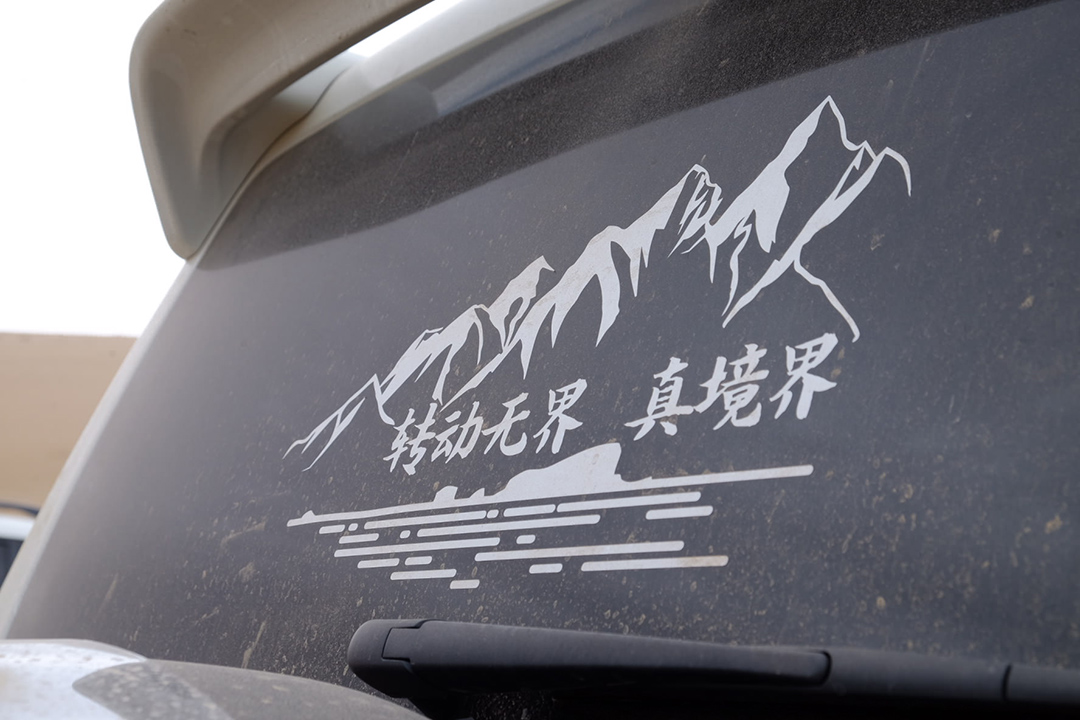 4米9,2吨重,这台大个子SUV竟能在无人区浪得飞起!