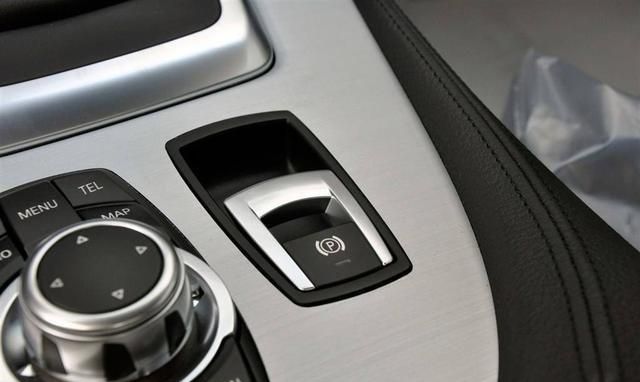 你开车是不是新手,这4个姿势一下就出卖你了!