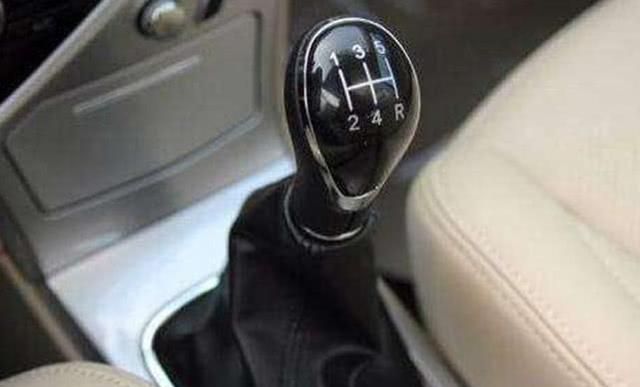 自动挡和手动挡到底哪个更安全?专家:自动挡就