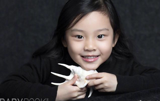 贾乃亮李小璐观看甜馨演出,两人位置成焦点,揭