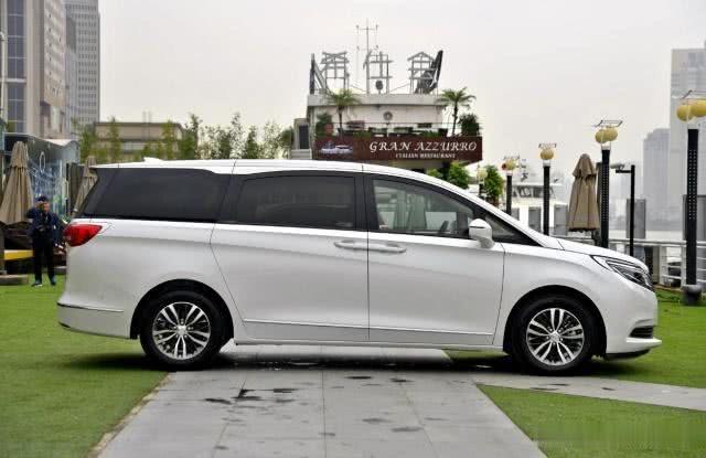 外国没人要的车就丢在中国，车长5米2耗油8.8，如今销量令人咂舌