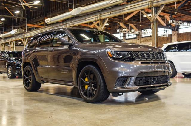 最强JEEP“大切诺基”亮相,比宝马X5好看,808马力3.5秒破百!