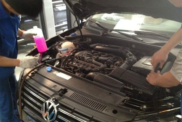 机油到底该多久更换一次？听完修车师傅的回答，发现自己又被坑了