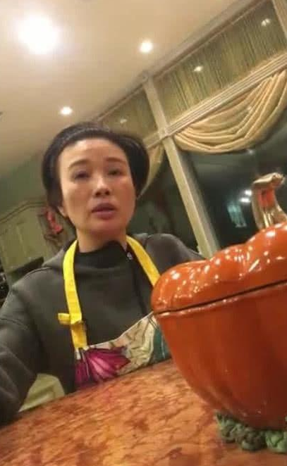唐爽暗示与周立波女儿有男女关系，胡洁发文否认：她说你怪怪的