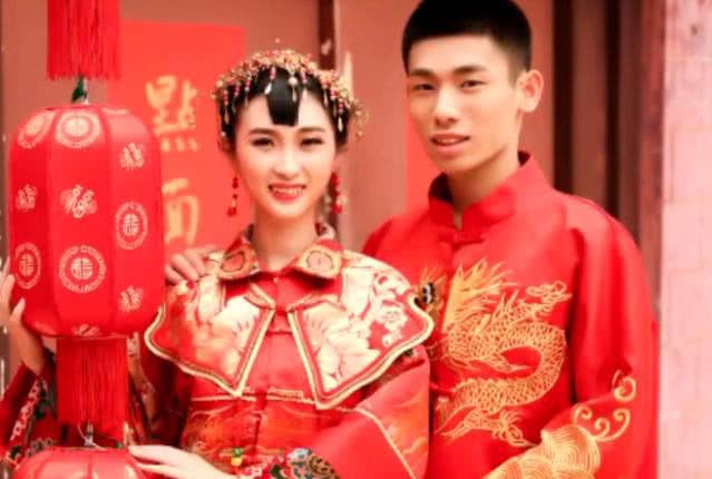 旭旭宝宝拍照姿势被粉丝“神还原”，网友：没有对比就没有伤害！