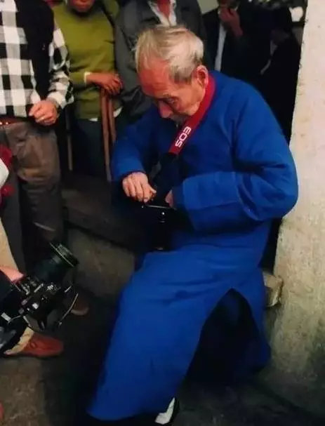103岁徒步登黄山只为拍一张照片，这个104岁老头这一生活得真赚！