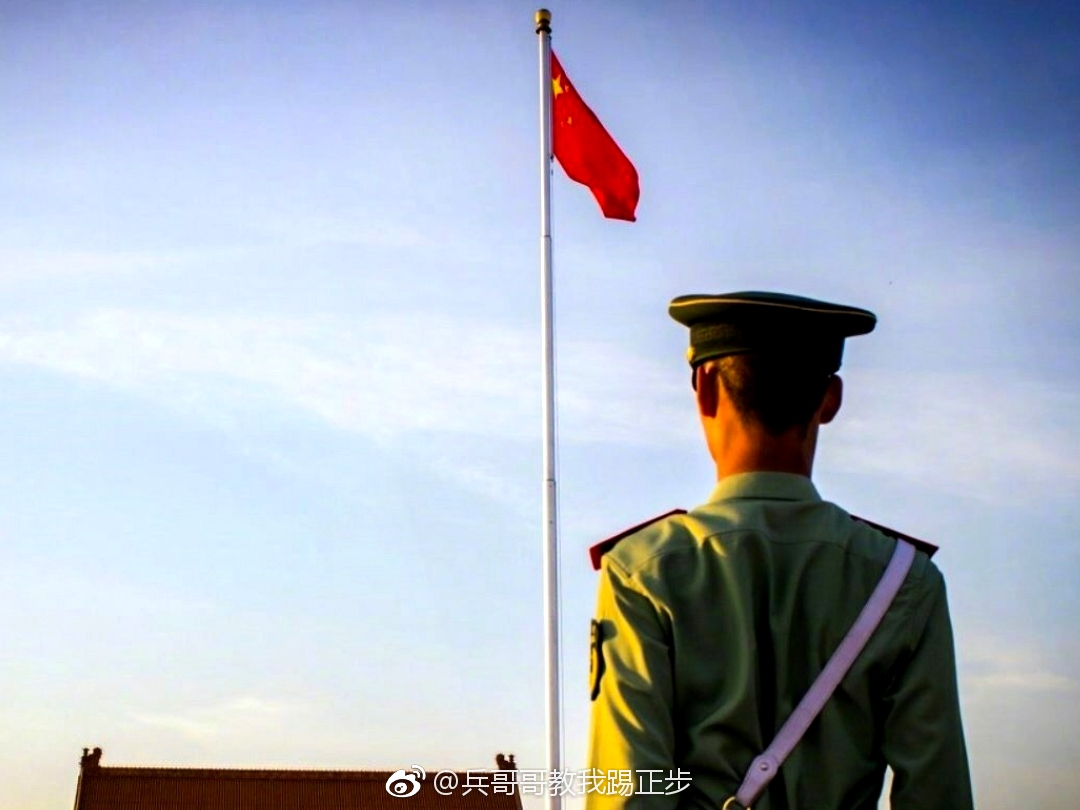中国军人的背影是飘扬的旗帜逆行于繁华盛世之外是对国家的忠诚也