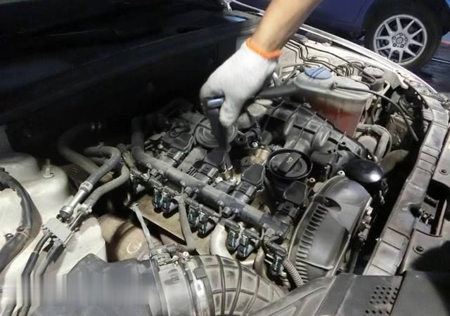 开车时发现汽车出现这3种情况，记得更换火花塞，否则伤发动机