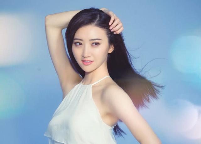 在元宵佳节之际,景甜也晒出了自己的一组近照,照片中的她笑容甜美,看