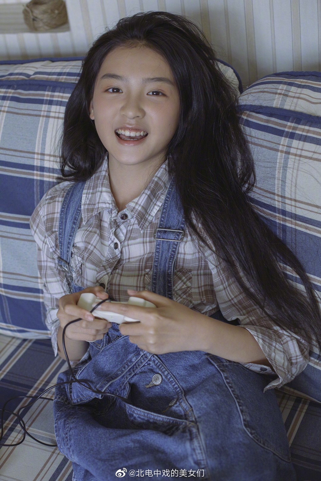 11岁的长腿女孩刘亦然，来自江苏，可盐可甜，现在在电视剧的拍摄中