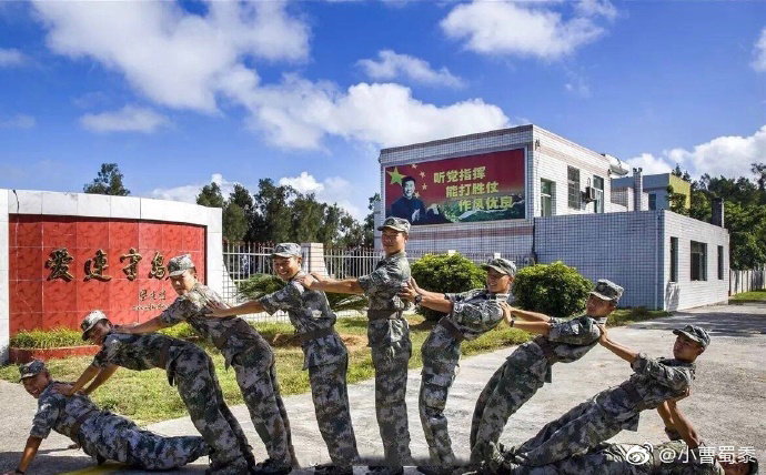 退伍兵的毕业照,好有创意