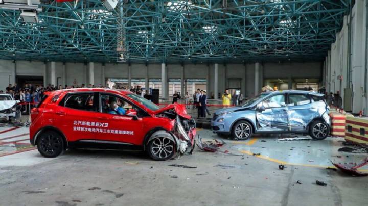 全球首次电动汽车三车双重碰撞测试 北汽新能源EX3表现满分
