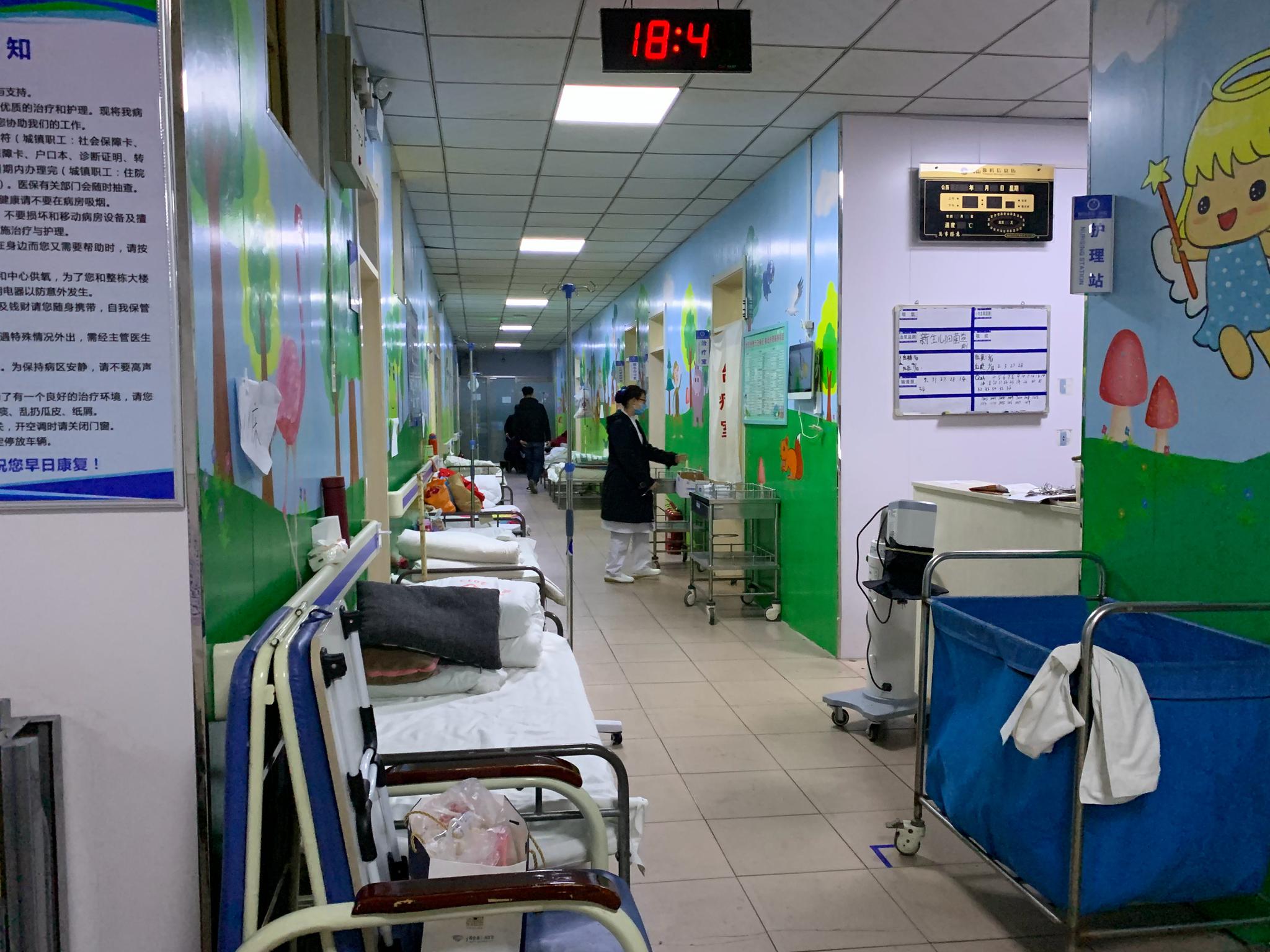 邢台市第一医院夜里临时转移楼道病患