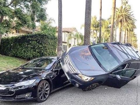 这辆斯巴鲁是怎么做到停在特斯拉车顶的？好像还很享受