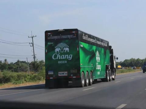 自驾去泰国，看到泰国的货车都是五颜六色，比国内的好看多了