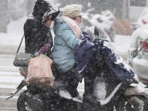 冬天骑电动车，刚加速就灭一个灯妙招学到手，多跑20公里不是