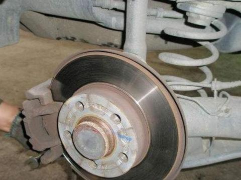 汽车刹车片多久需要更换一次？3万公里还是5万？这才是正确时间