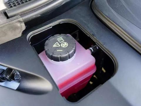 汽车防冻液少了是换还是加？很多人没有搞清楚，正在毁车