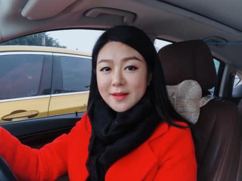 来4S店保养车子，被偶遇的男粉丝认出来了，头1回碰到这么巧的事