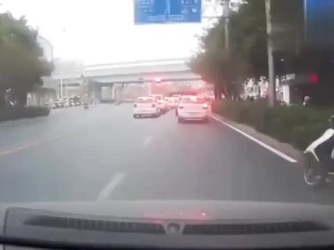 电动车横穿马路，第一个司机好心让路，第2个司机怒了……