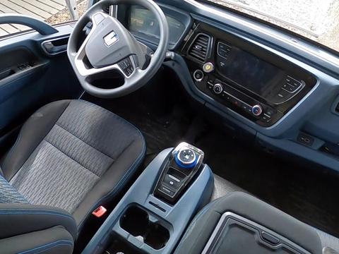 在营地偶然发现之前看到的一台房车，这台房车新能源牌照全电动！