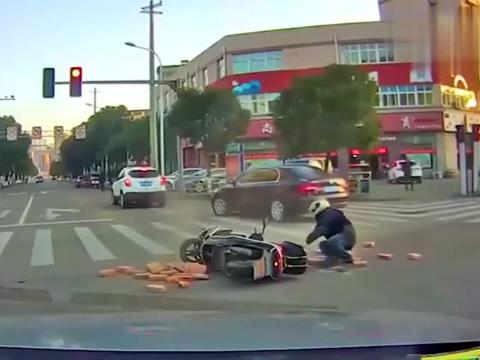 电动车载满板砖上路，一头撞上前方SUV，板砖撒一地
