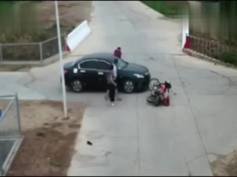 电动车主路口不减速，直接撞上侧方私家车，司机估计交代了！