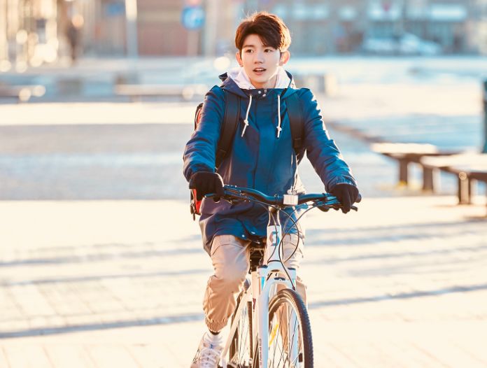 王源小时候原来这么皮，鞭炮塞水田里弄得一身的泥土，果然挨打了