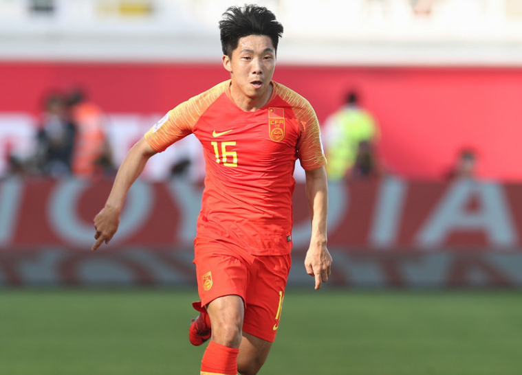 金敬道被换下直接返回衣室,国足41分钟终丢球