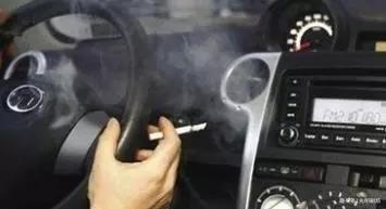 开了10年车的老司机，才知道车内有一键除味按钮，低头就能看到