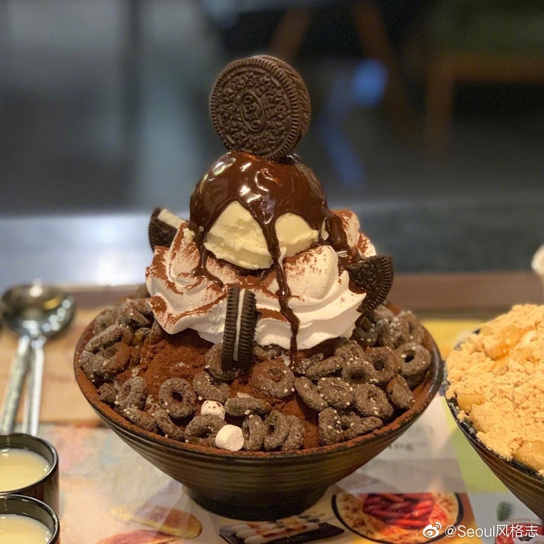 雪冰新品 奥利奥巧克力雪冰 淋上巧克力酱的香草冰淇淋加上脆脆的巧克